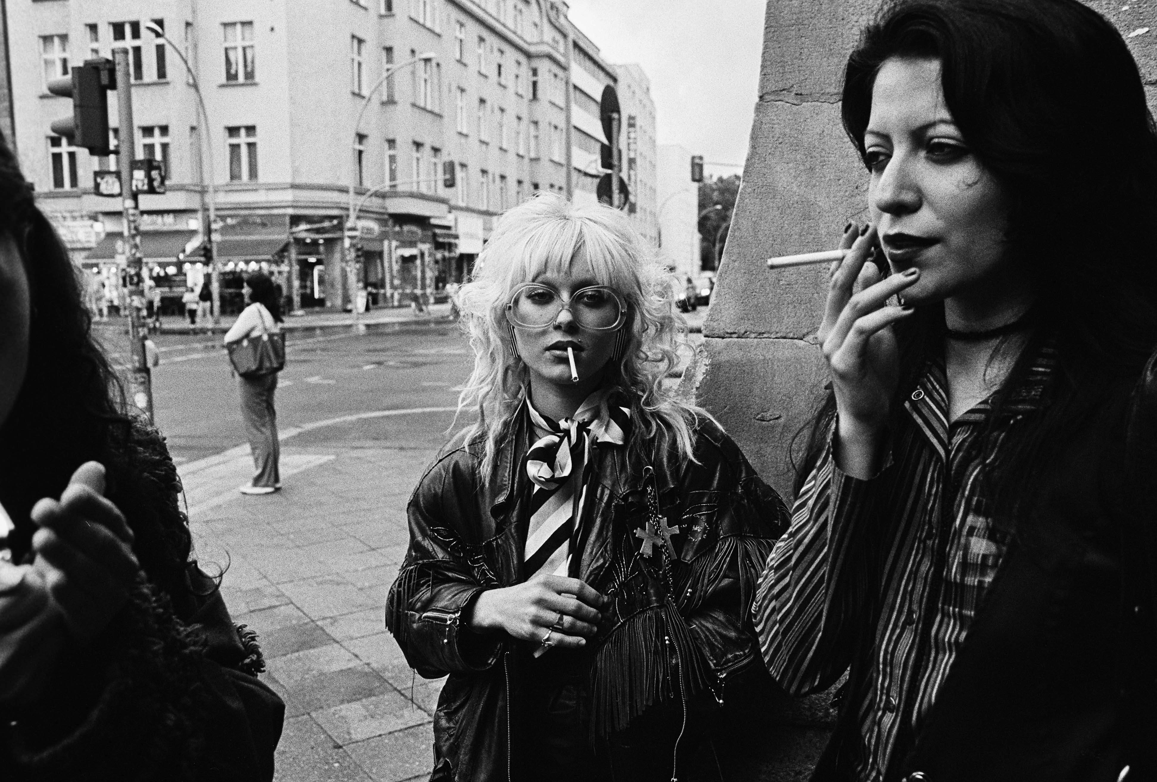 Polina, Alicia and Léna smoking cigarettes in Berlin